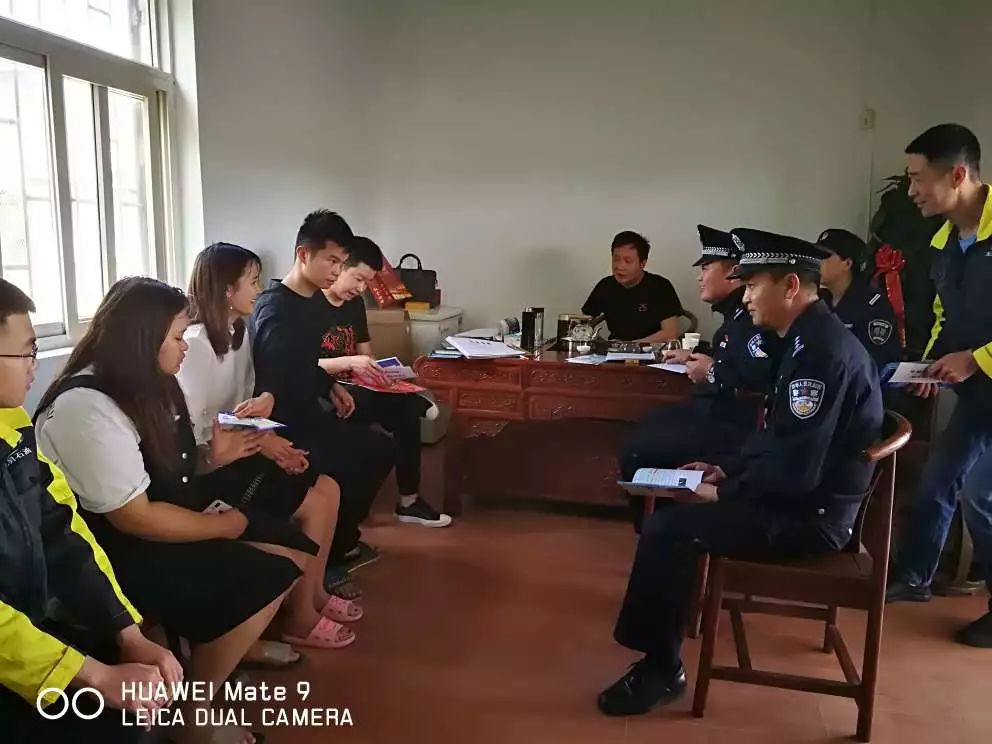 4月19日下午,石龙湖派出所蒙超副所长带领社区民警组成扫黑除恶专项