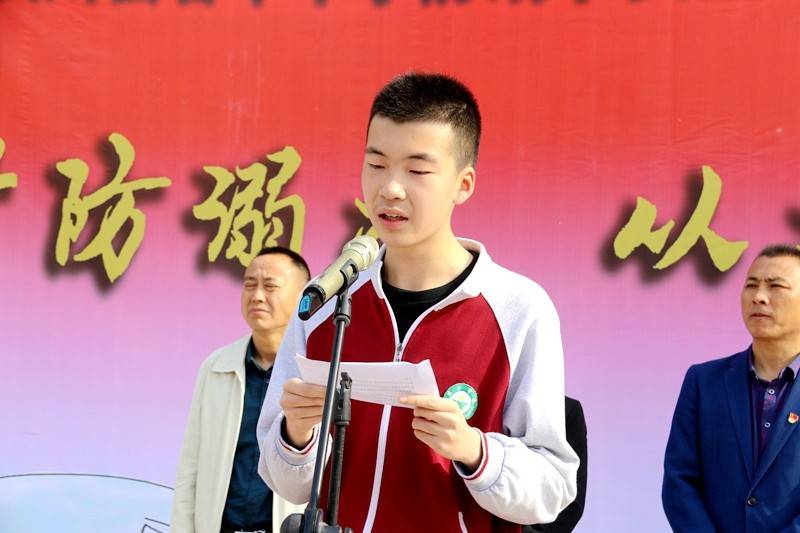 潢川县春申中学开展防溺水主题安全教育签名活动