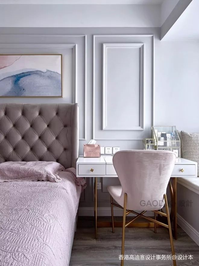 梳妆台靠近飘窗一侧,采光很好