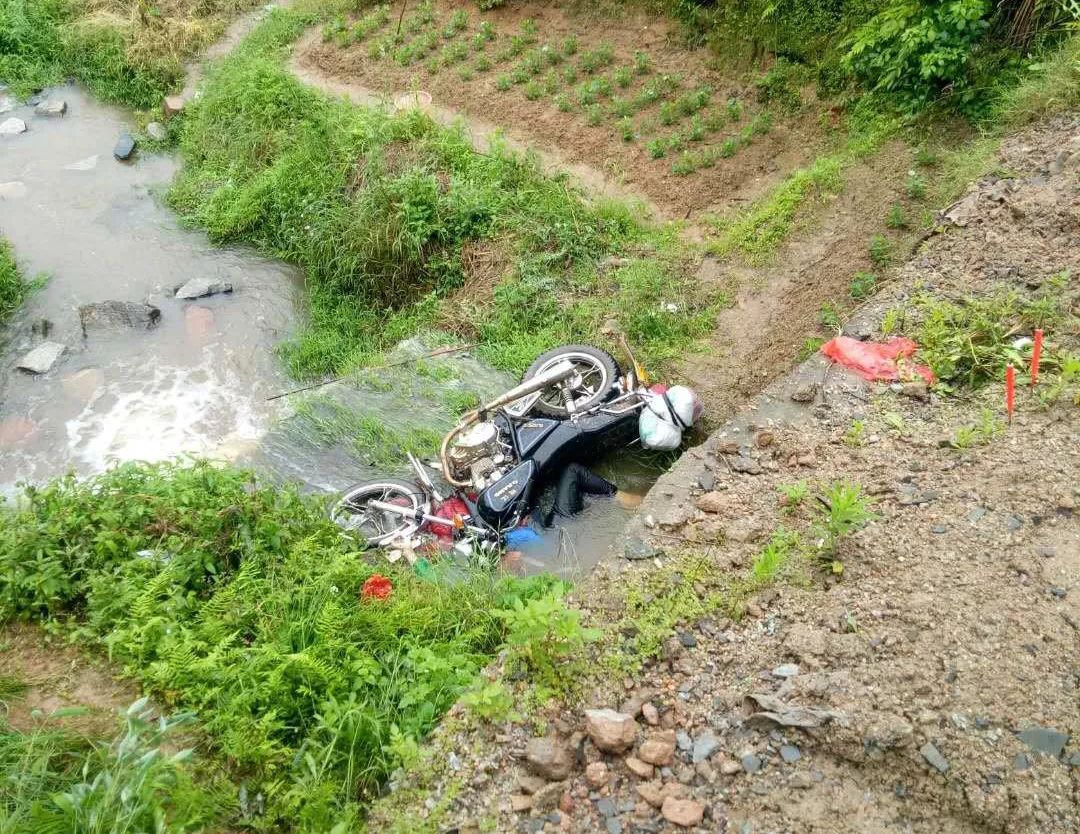 骑摩托车不慎掉下路边小溪 事故发生在白鹭乡白鹭村窑下新村石屋路口