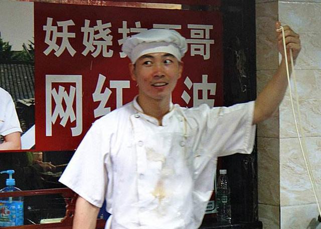 销魂的表情让他迅速走红网络,一夜之间成了火遍全国的"网红拉面哥"