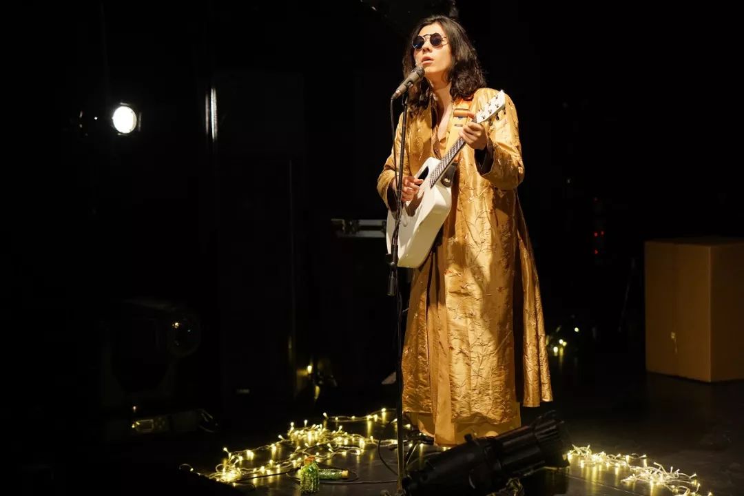 改编自世界著名剧作家 布莱希特的处女剧作《巴尔》,原作表达对资产