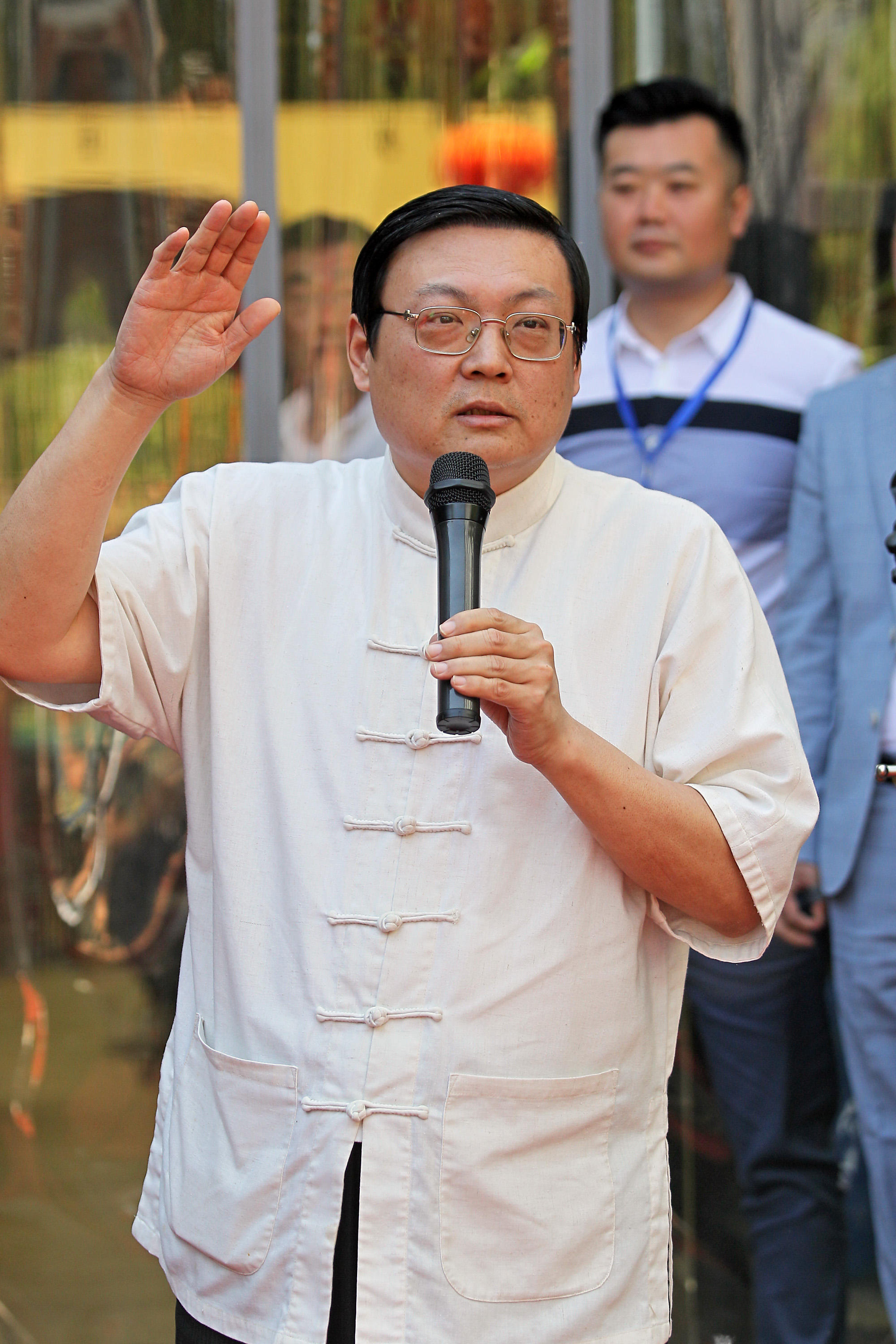 杨议穿花棉袄开美术馆冯巩王刚祝贺87岁父亲杨少华也到场助阵