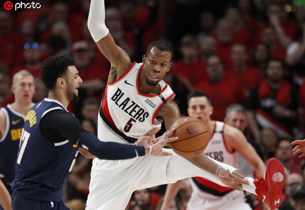 组图:掘金险胜开拓者 利拉德单手暴扣约老师单打