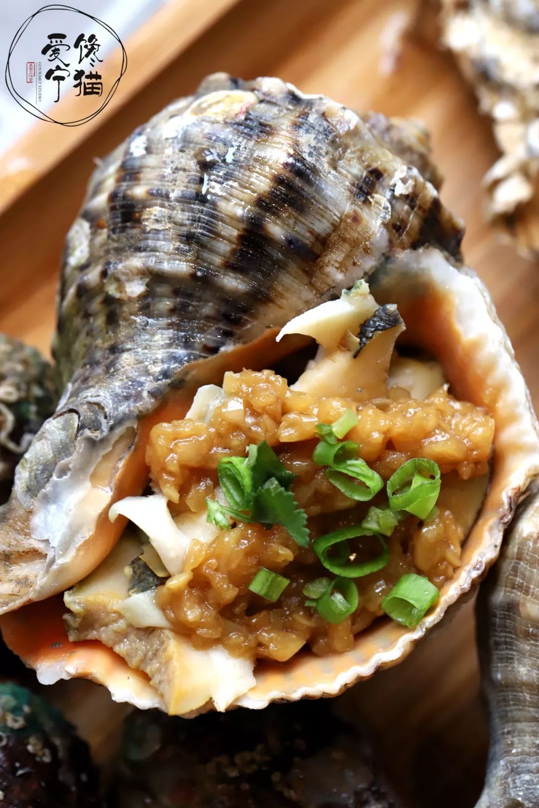 有原味和蒜蓉两种选择生蚝和大海螺生蚝,大海螺,鲍鱼:15元/只满满的肉