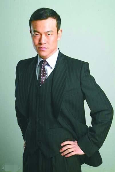 爸爸是演员大5岁老婆是编剧40岁成为影帝45岁越来越红