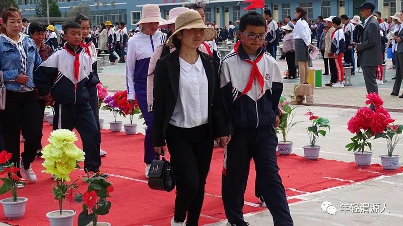 百年五四渭源县会川中学离队入团仪式暨十四岁集体生日