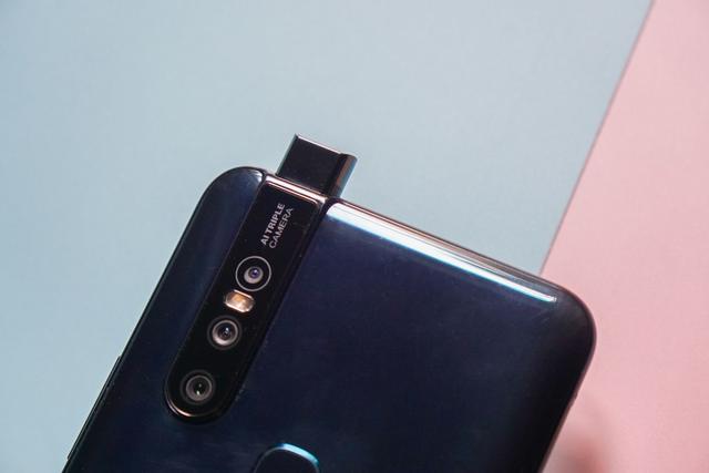 若视线以升降式前置摄像头为起点向后延续,目之所及皆为设计语言的