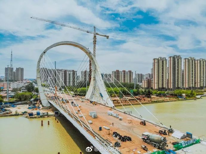 京杭运河淮海路大桥位于淮安市主城区南北向的中轴线上,是淮海路的