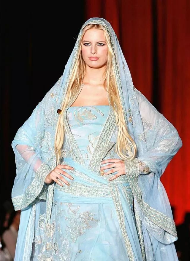 超模吉娘娘随手一脱卡神披肩滑落才经典