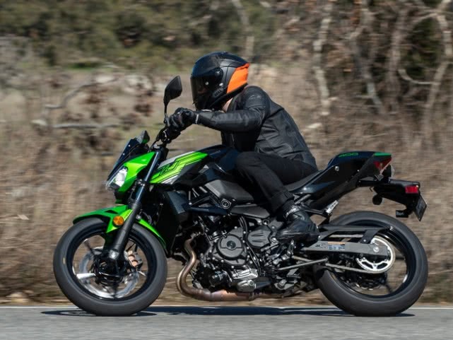 剑指ktm duke390,2019款川崎z400外媒测评