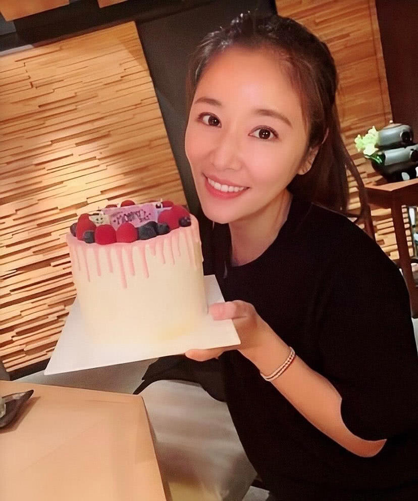 林心如提前过母亲节惊喜满满,女儿唱生日快乐歌送祝福