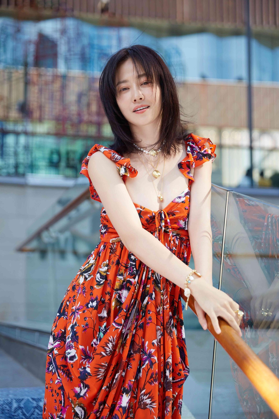 谭卓复古印花裙出席大秀 阳光下尽显白皙肌肤-搜狐大视野-搜狐新闻