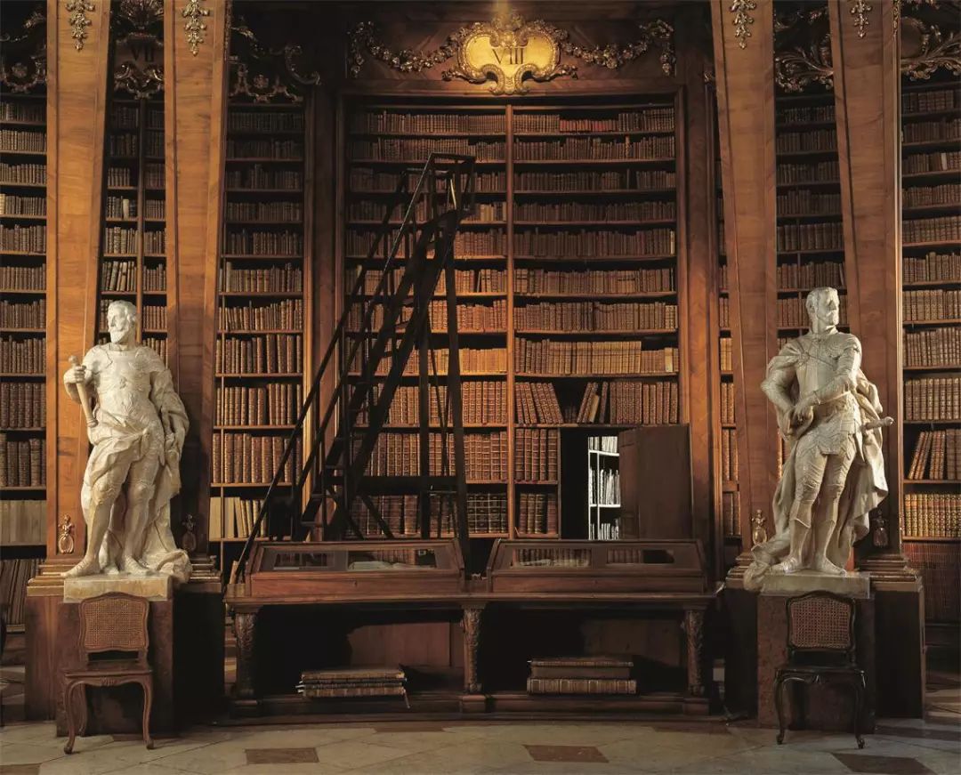 欧洲许多中世纪贵族都拥有私人图书馆,他们利用手中的大量财富去网罗
