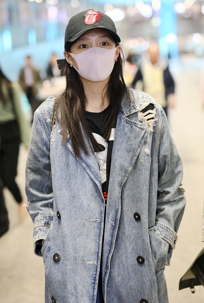 关晓彤牛仔风衣炫超长美腿 一路与美女友人热聊