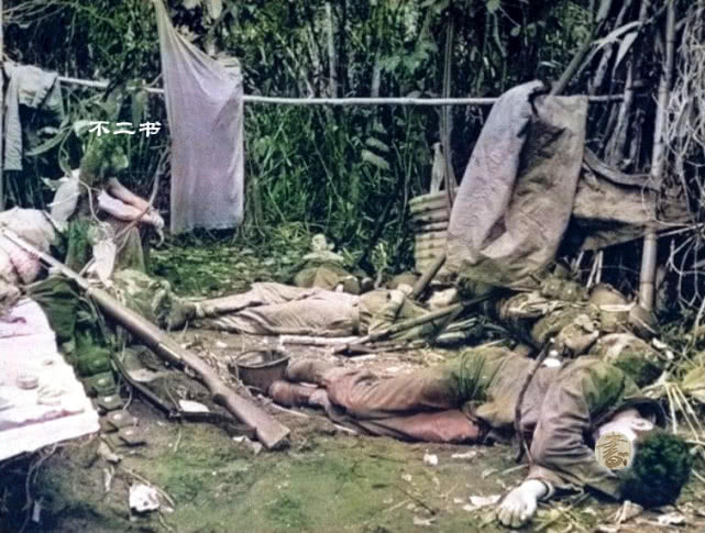 原创新几内亚战役上色老照片被击毙的日军满眼疲惫的美军