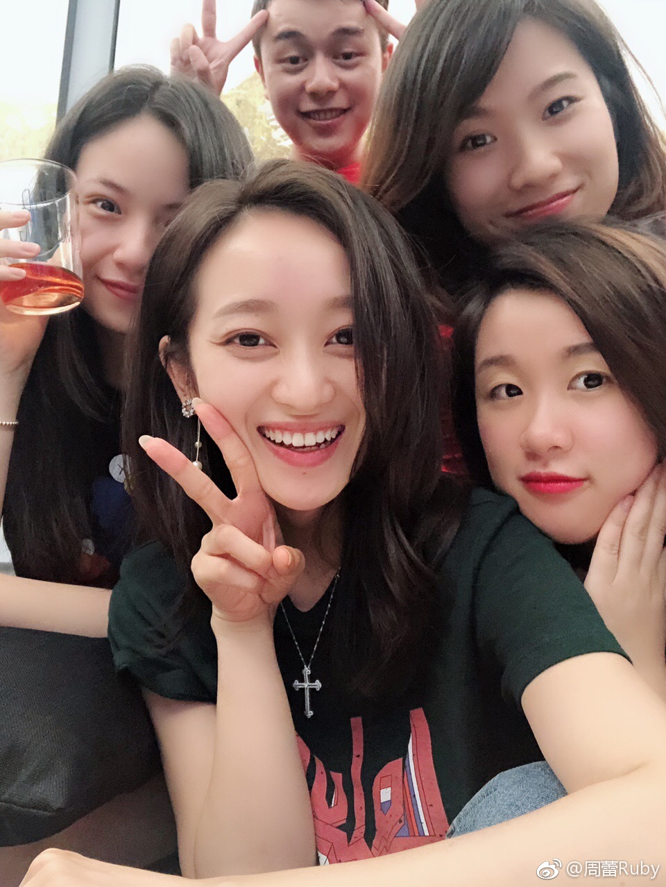 组图:王治郅妻子周蕾生活照 靓丽主持人笑容灿烂