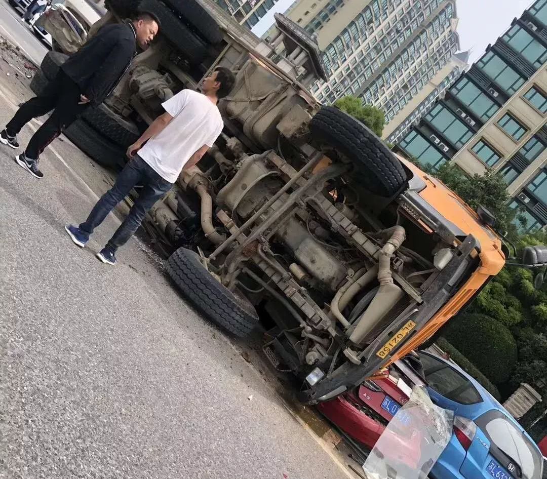 鎮江某路段渣土車側翻,路邊n輛私家車遭殃被埋!