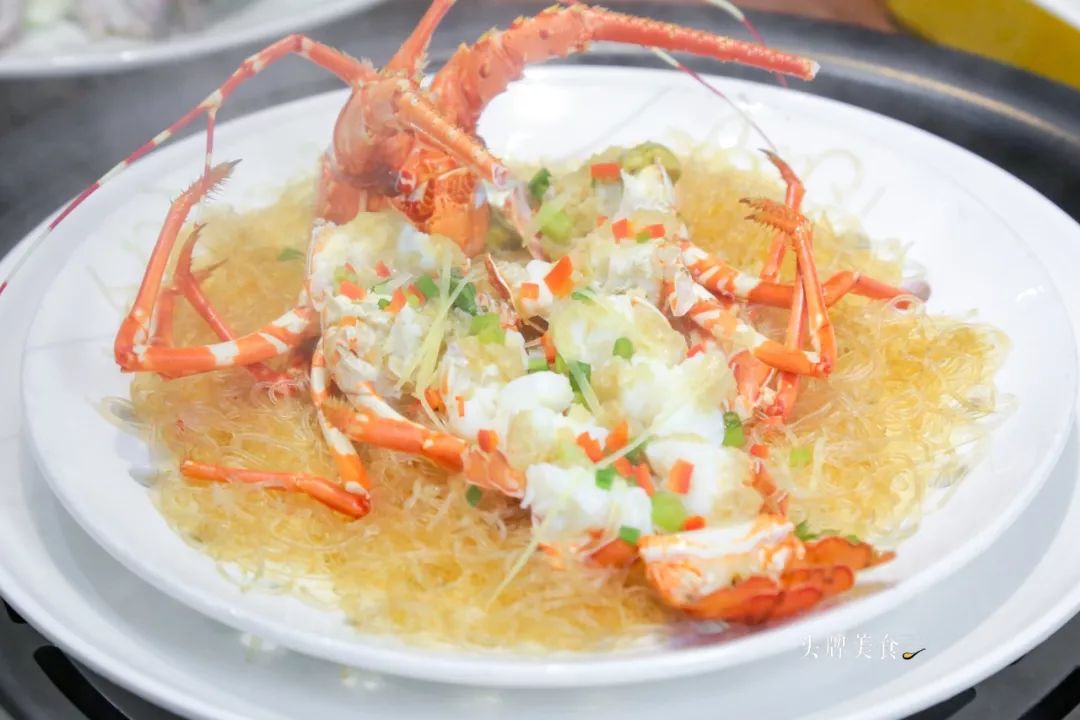 掀盖!青龙经过处理后摆盘上桌,粉丝垫底,蒜蓉淋酱,开蒸!