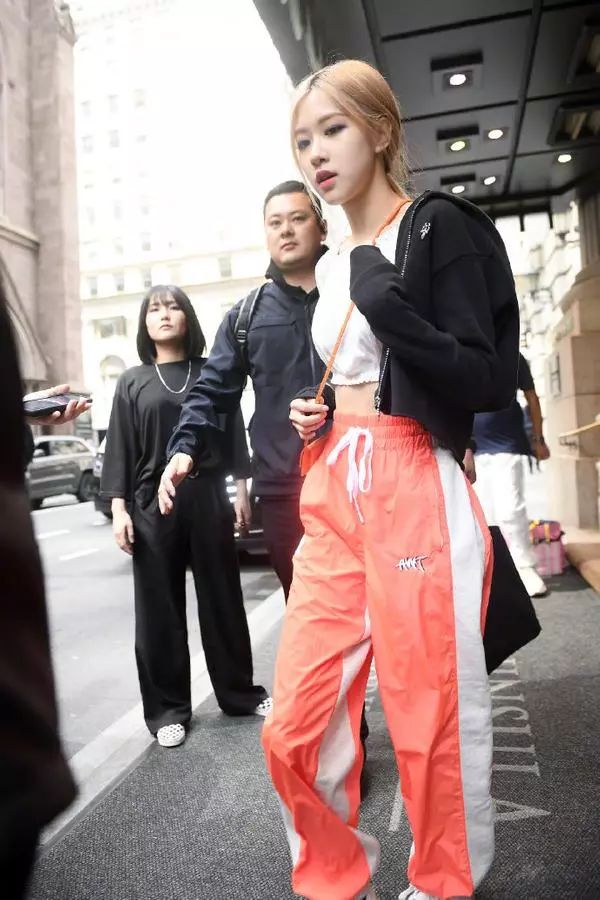blackpink女团成员现身纽约街拍造型个个都超美
