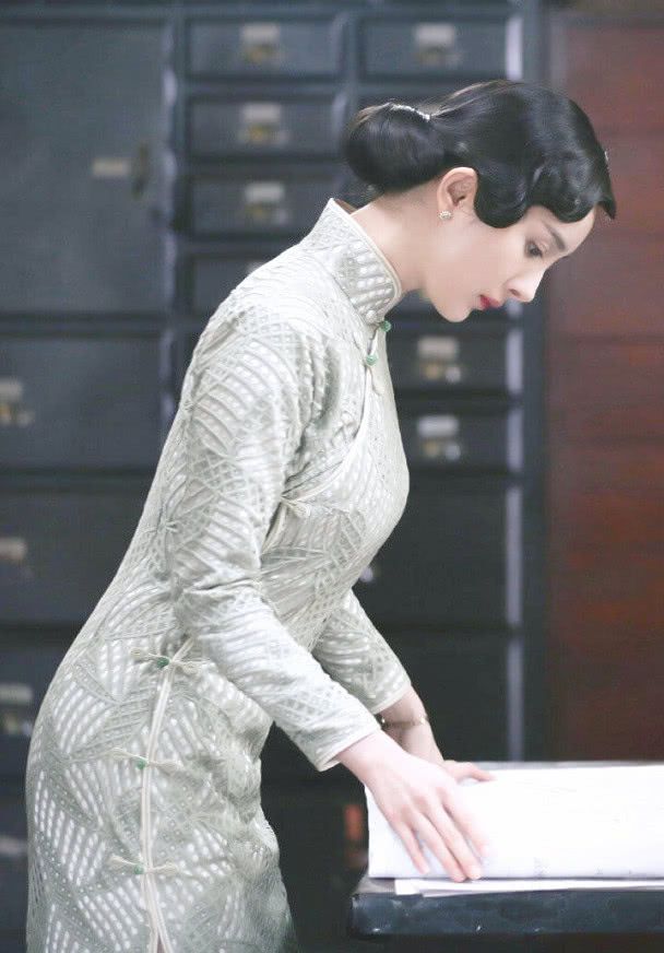 原创杨幂齐刘海配旗袍很好看 这是送给霍建华的礼物?