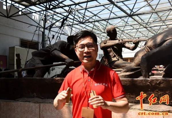 任建中用快板书讲解雁翎队故事受欢迎(组图)