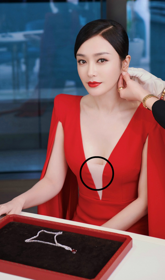 原创37岁秦岚真会玩为凹造型深v裙搭肉色打底说不出来的别扭