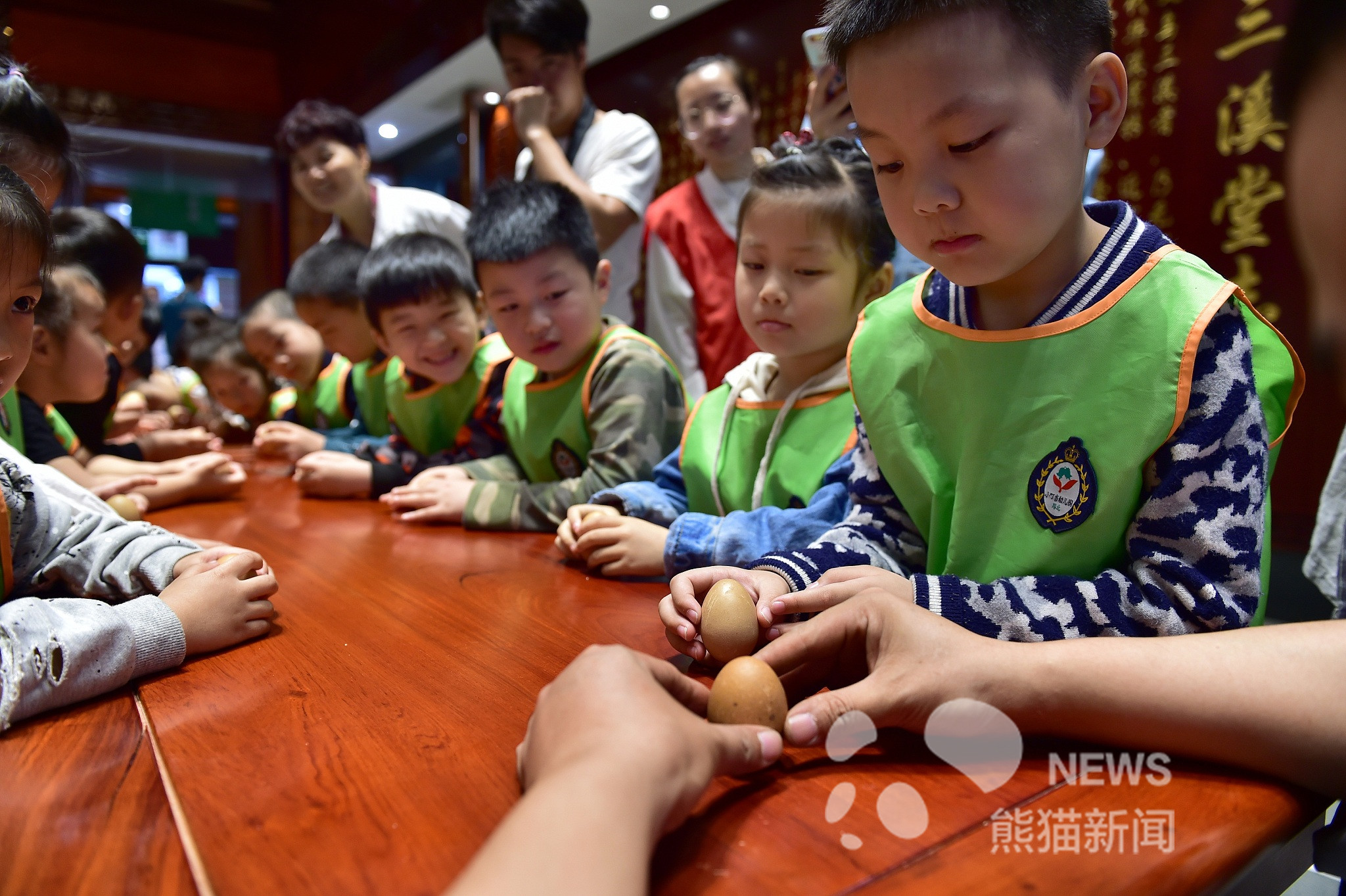 立夏传统习俗多 尝蛋斗蛋热闹非凡