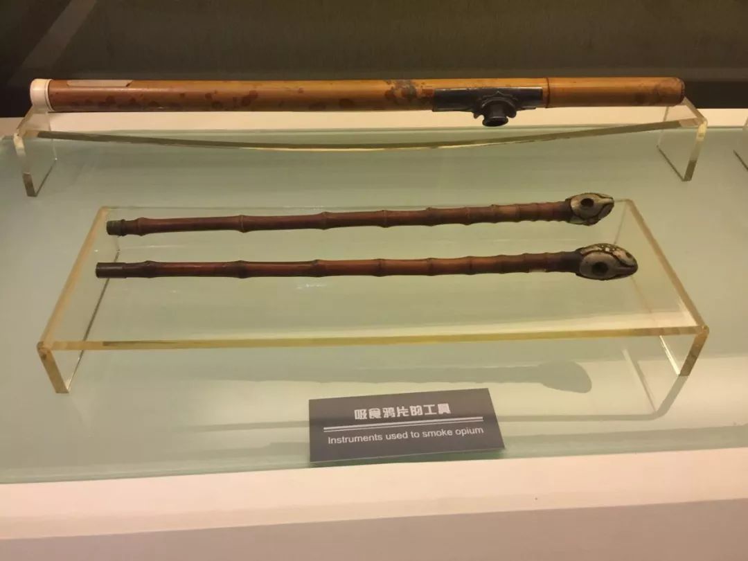 展览馆里有些图片和视频,下面这个是鸦片的烟枪(杆做这么长的目的是?