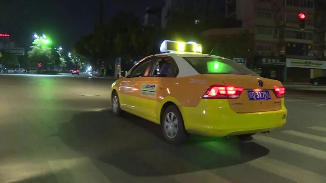 小编想说:作为一名出租车司机,没有轰轰烈烈的壮举,只有踏踏实实的