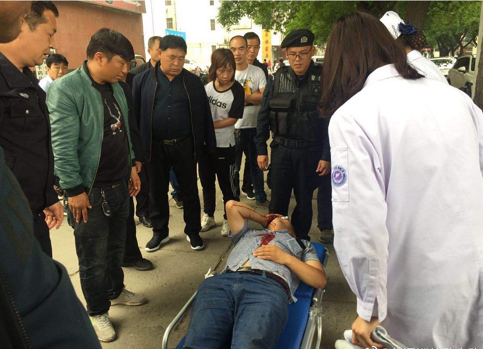 渭南火车站一男子被打的头部胸前都是血,因客源和他人发生矛盾大打