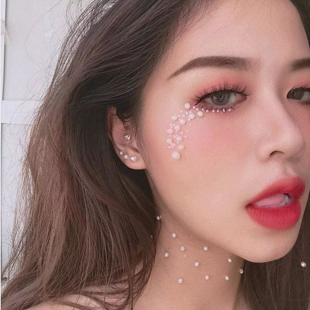 20岁越南小姐姐刷爆ins在脸上乱画浮夸妆容斩获10万粉吊打p图神器