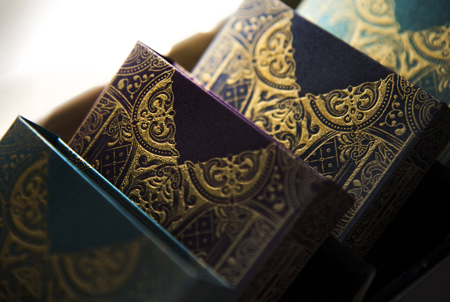 包装设计满版的烫金给人以哥特式的高贵感