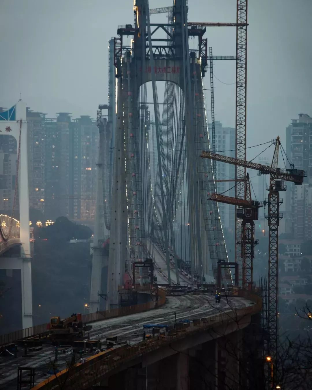 重庆摄影师爆红网络!太硬核了,这座来了就"走不脱"的城市