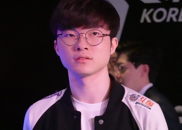 faker妖姬神操作反复横跳躲过无数技能