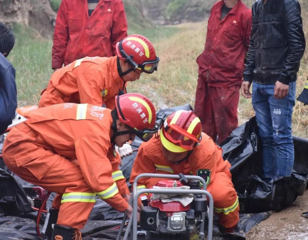 华池县消防救援大队紧急出动解救一名车祸被困人员