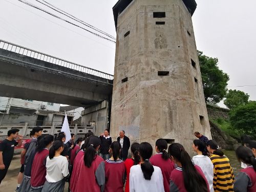 奉化区剡溪中学组织学生前往班溪开展红色爱国主义教育.