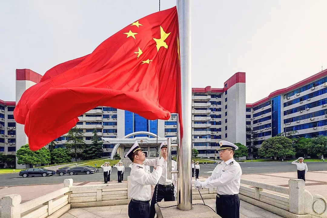 昨日,鄂州海关关员在凤凰广场举行升国旗仪式