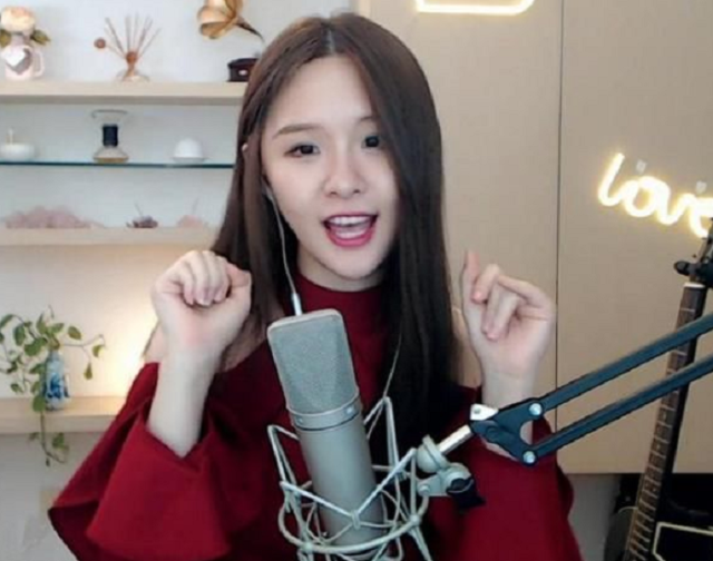 年收入的陌陌一姐阿冷离开了土豪团现在怎么样了