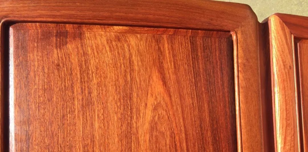 并且,缅甸花梨木(大果紫檀)的密度也并不比黄花梨(降香黄檀)的密度低.