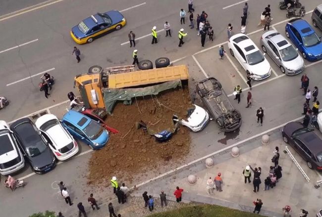 鎮江某路段渣土車側翻,路邊n輛私家車遭殃被埋!