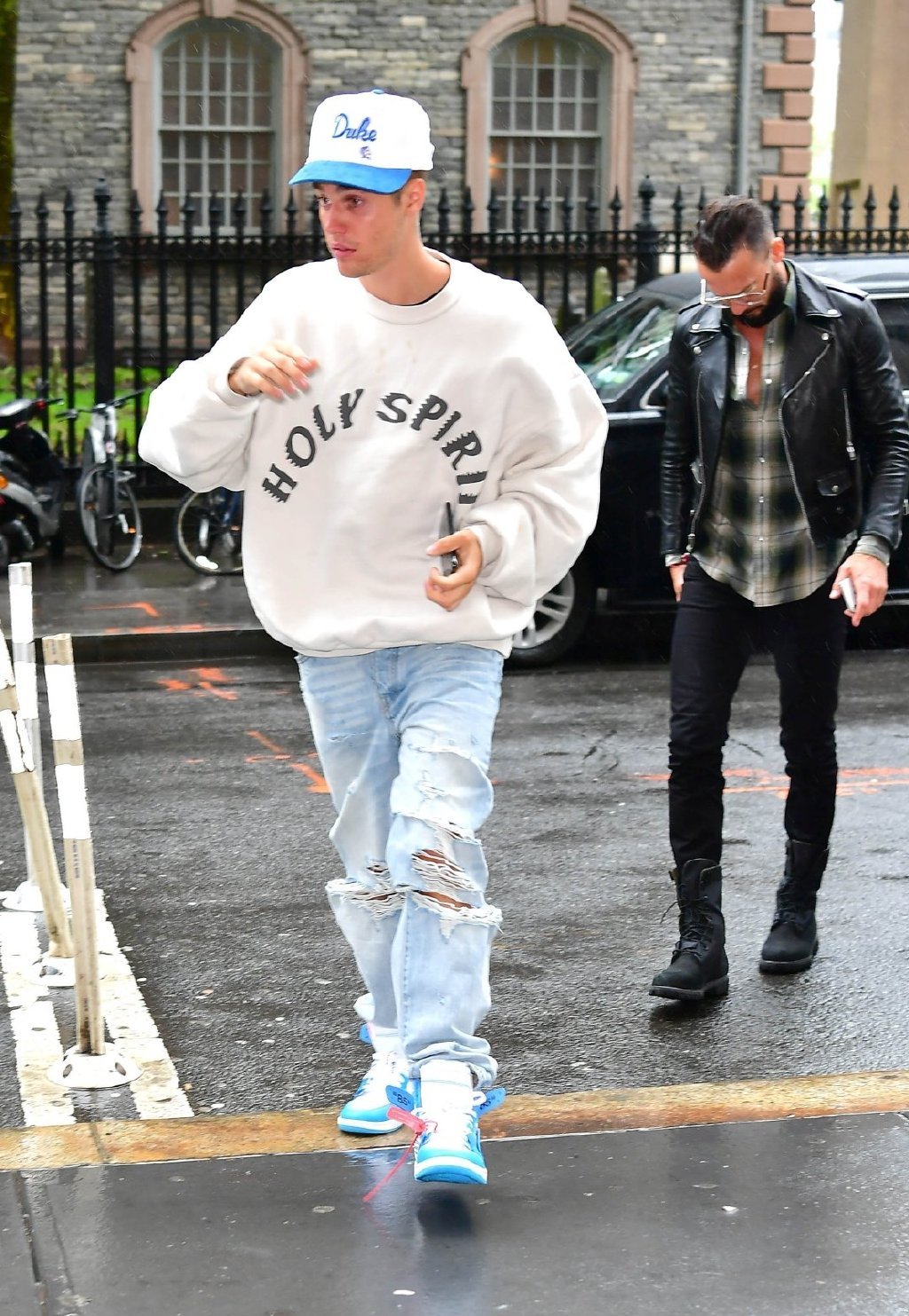 贾斯汀比伯拿着安吉丽娜朱莉照片上街身后的海莉一脸不开心