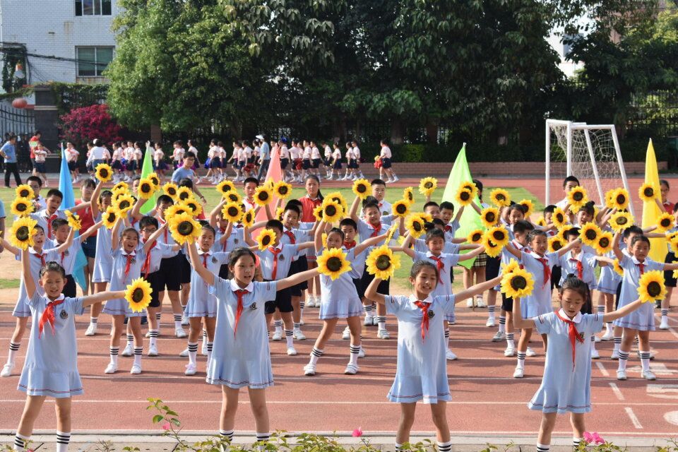 励志教育追逐阳光放飞梦想高殿中心小学第40届运动会开幕式