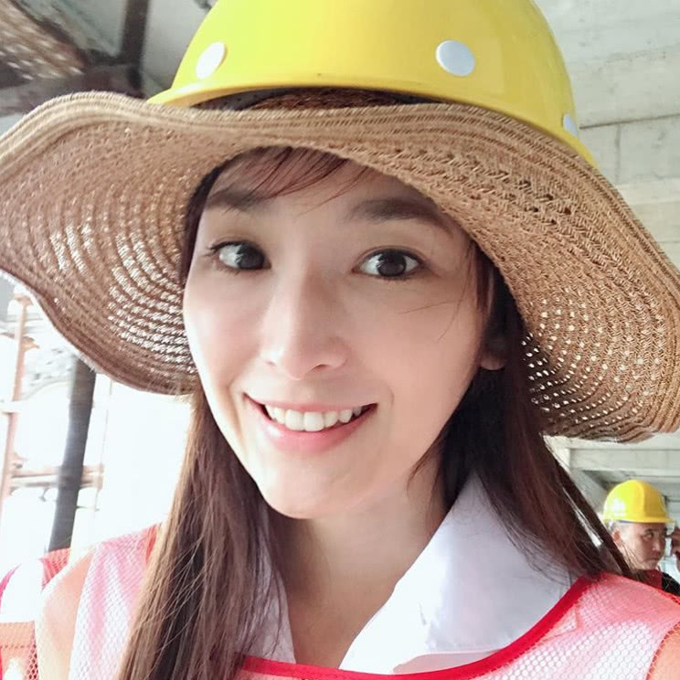 吴佩慈与好友喝星级下午茶素颜出镜空气刘海超有气质