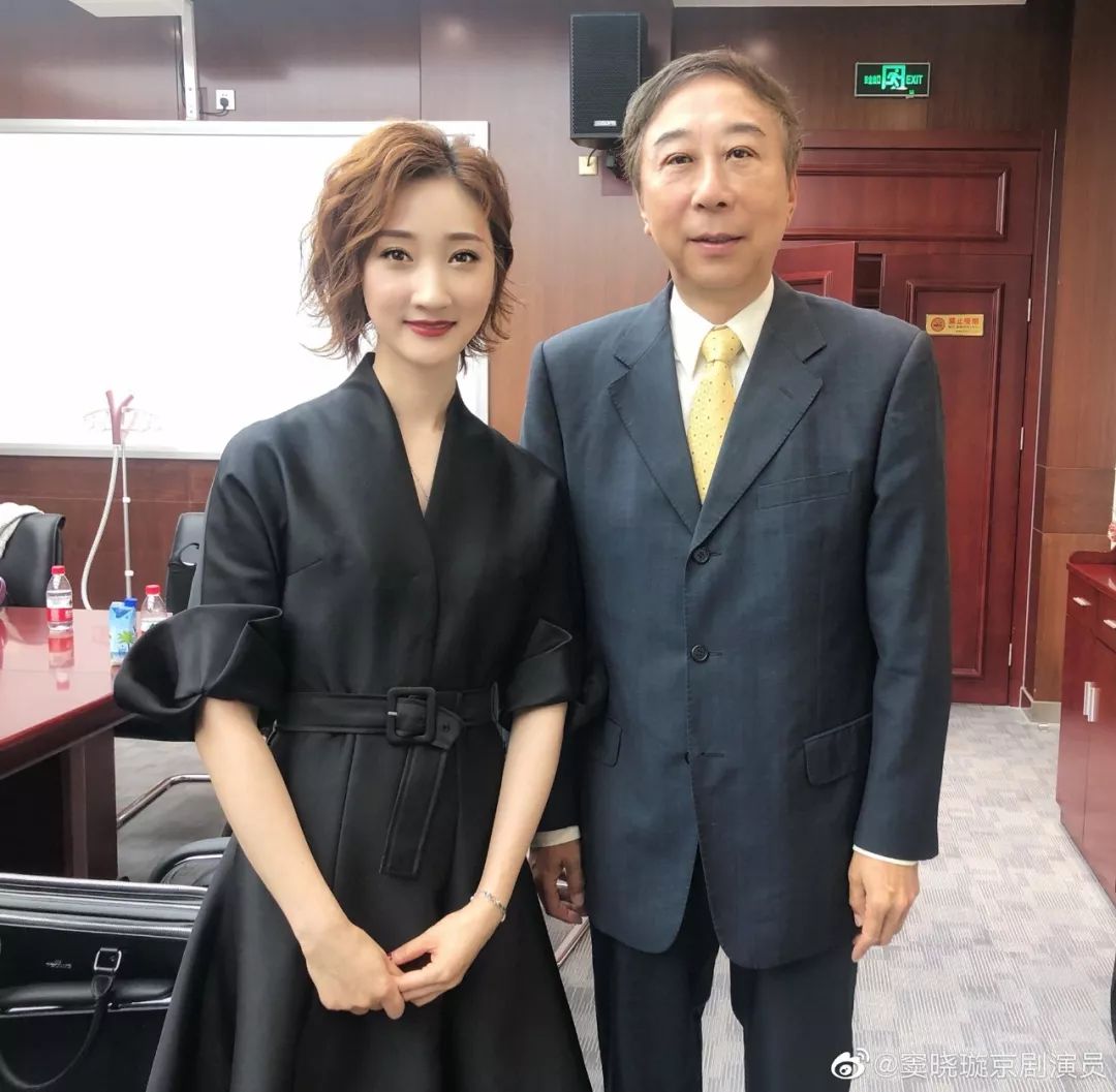 冯巩近照曝光精神好状态极佳儿子事业有成送父亲百万豪车