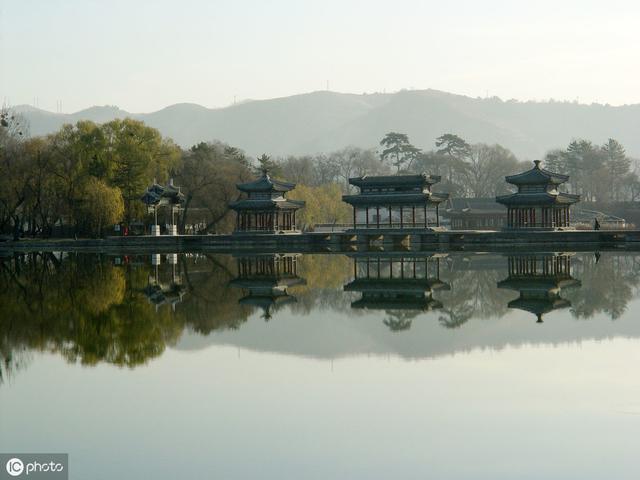 借景有远借(如远山,邻借(如大树,仰借(如楼阁,俯借(如池鱼,应时而