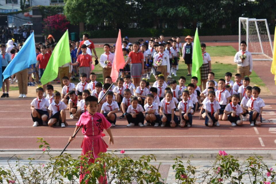 励志教育追逐阳光放飞梦想高殿中心小学第40届运动会开幕式