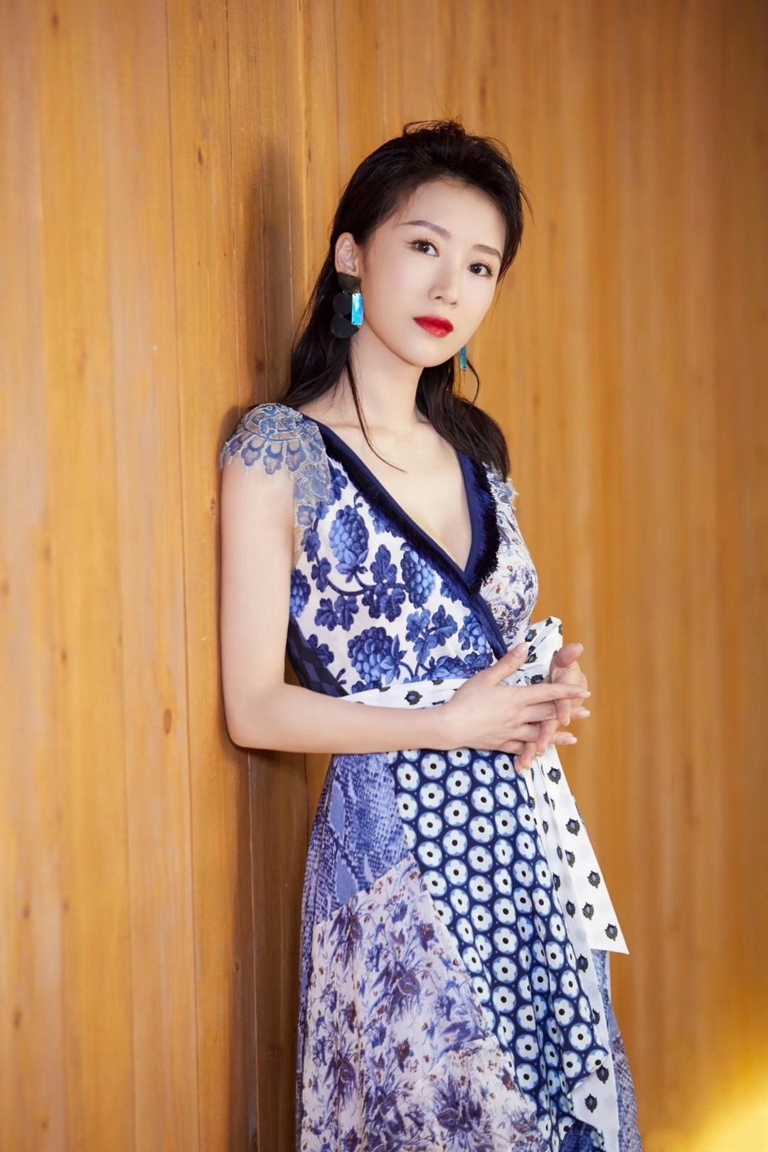 李念又换新发型,掀起刘海大气高级,一袭"青花瓷"色印花裙惊艳