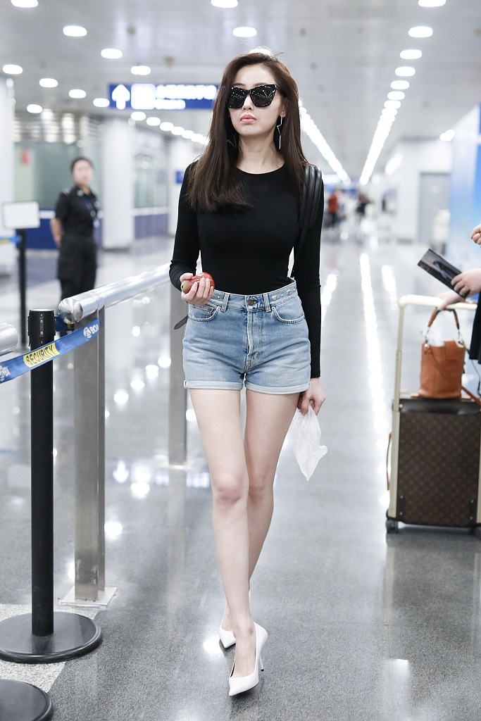 张天爱机场牛仔热裤秀美腿 撩发动作散发性感魅力