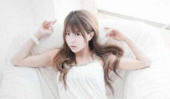 允美可能都想不到竟然会突然有那么多的人突然到访她的直播间,跳舞跳